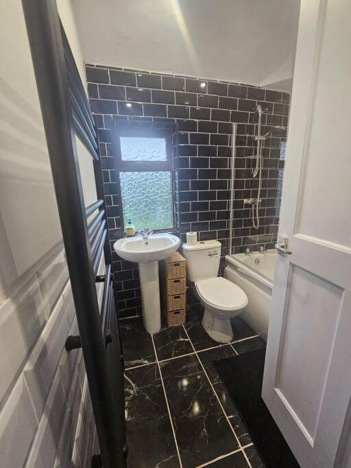 Quiet Family Home Tettenhall Εξωτερικό φωτογραφία